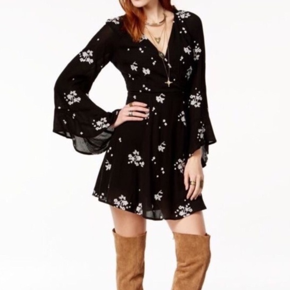 Free People black&white floral dress w bell sleeve